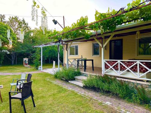 Taman di luar Büyük aileler ve arkadaş grupları için bahçeli ev