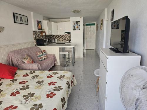 Studio with sea view near the beach