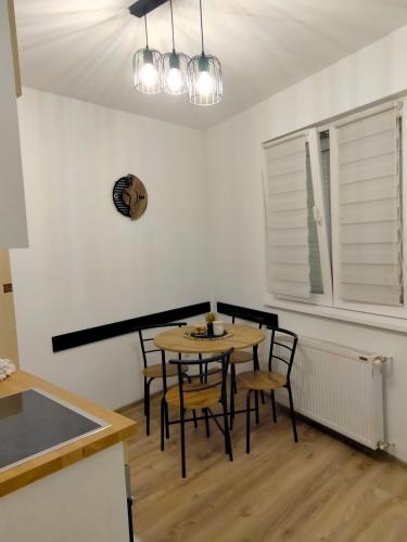 a kitchen and dining room with a table and chairs at Apartman Nada in Jagodina