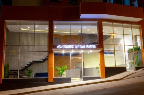 a building with a sign on the front of it at Departamento ideal para trabajo o turismo, cerca de Embajada A, Solca y Estadio O in Quito