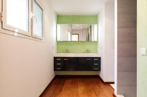 une salle de bain avec un lavabo et un miroir dans l'établissement Parenthèse provençale avec 3 suites, piscine, calme, à Gattières