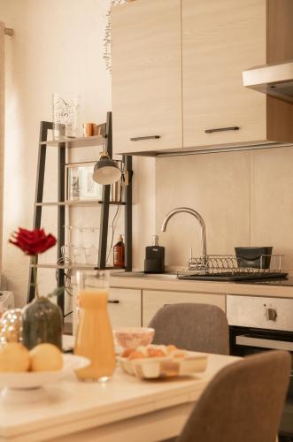 une cuisine avec une table avec de la nourriture dessus dans l'établissement Appartement 30 m de la plage, à Grimaud