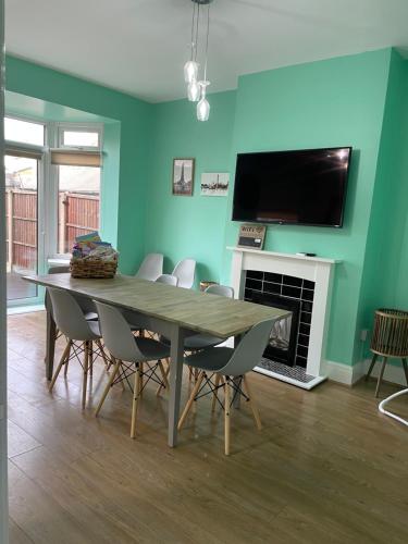Μια τηλεόραση ή/και κέντρο ψυχαγωγίας στο Spacious Family Home Minutes from the Beach
