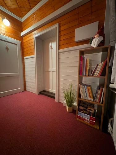 Knihovna v apartmánu