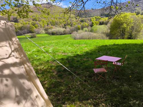 Photo de la galerie de l'établissement Tente des clarines, à Chambon-sur-Lac
