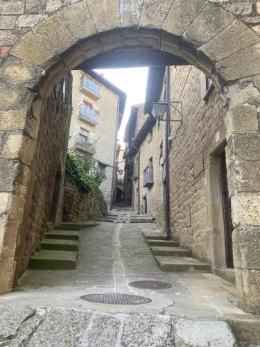 an alley with an archway in an old building at Casa Pilar in Sos del Rey Católico