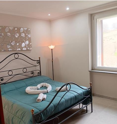 a bedroom with a bed with two towels on it at La Casa del Mugnaio in Rotonda