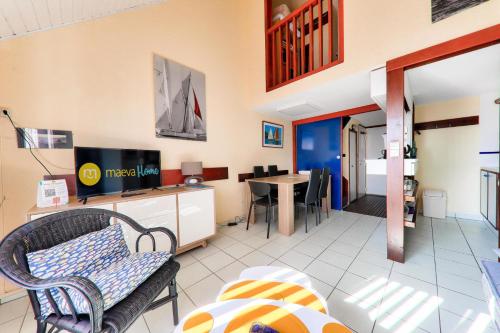 - un salon avec un canapé, une chaise et une table dans l'établissement Résidence Port du Crouesty - maeva Home - Appartement duplex bord de mer 3 pièces 5 personnes - Confort MAE-2221, à Arzon