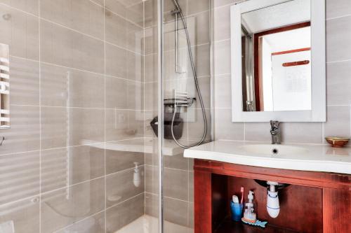 une salle de bain avec douche et lavabo dans l'établissement Résidence Port du Crouesty - maeva Home - Appartement duplex bord de mer 3 pièces 5 personnes - Confort MAE-2221, à Arzon