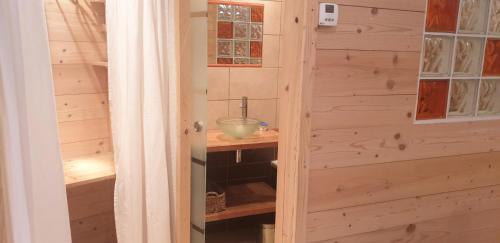 La salle de bains est pourvue d'un mur en bois et d'un lavabo. dans l'établissement Résidence Choucas - 3 Pièces pour 7 Personnes 244, à La Plagne Tarentaise