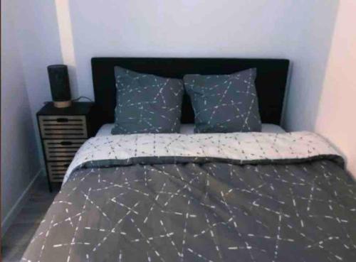 - une chambre avec un lit doté d'une tête de lit et d'oreillers noirs dans l'établissement T1 Bis avec vue sur les iles sanguinaires !, à La Celle-sous-Gouzon