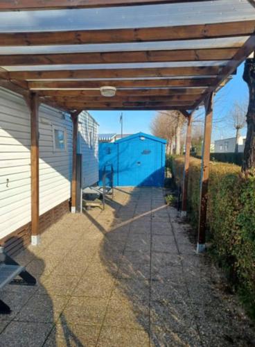auvent au-dessus d'une passerelle à côté d'un bâtiment dans l'établissement Mobil home pour 5 personnes La mouette, à Berck-sur-Mer