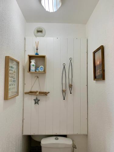 une salle de bain avec toilettes dans une chambre dans l'établissement Appartement rez-de-chaussée entre dunes et ocean, à Lacanau-Océan