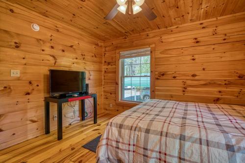 Μια τηλεόραση ή/και κέντρο ψυχαγωγίας στο Cozy Carolina Private Cabin With Firepit
