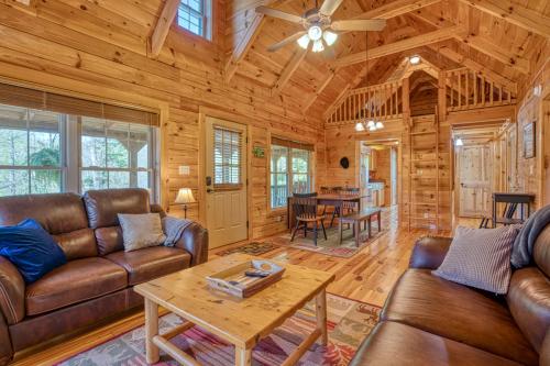 Χώρος καθιστικού στο Cozy Carolina Private Cabin With Firepit