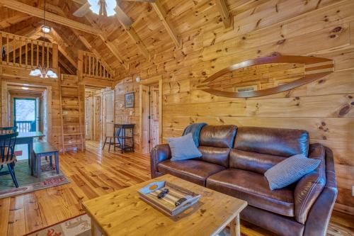 Χώρος καθιστικού στο Cozy Carolina Private Cabin With Firepit