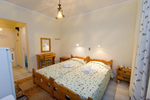 sypialnia z łóżkiem z białą kołdrą w obiekcie Orion Studios w mieście Loutra Edipsou