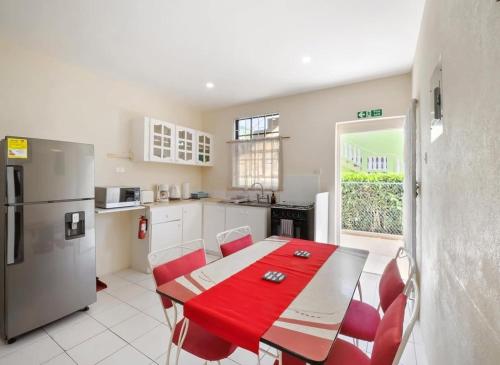 Kuhinja ili čajna kuhinja u objektu Coastal View Apt #1 - 2 bed