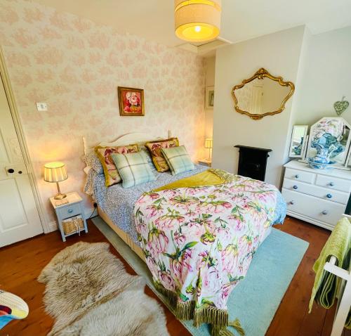 Postel nebo postele na pokoji v ubytování Victoria Cottage, Ironbridge