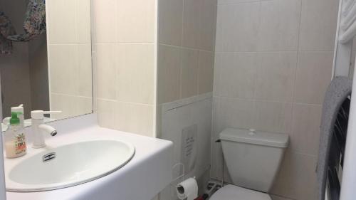 une salle de bain blanche avec un lavabo et des toilettes dans l'établissement Résidence Podium - POD708 STUDIO 4 PERSONNES STATION 1600 MAE-0223, à Puy-Saint-Vincent