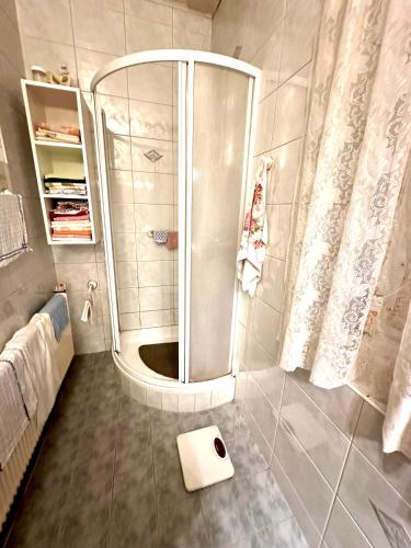 a bathroom with a shower with a scale on the floor at Payerbah cottage in Größing