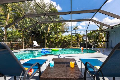 La alberca dentro o cerca de 3BR With HUGE 2k sq ft Lanai & Seasonally Heated Pool