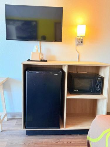 Kuchyň nebo kuchyňský kout v ubytování Super 8 by Wyndham Manassas