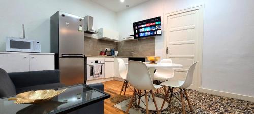 une cuisine avec une table et des chaises dans une pièce dans l'établissement Le Foch - 3 Chambres-proche centre, à Grenoble