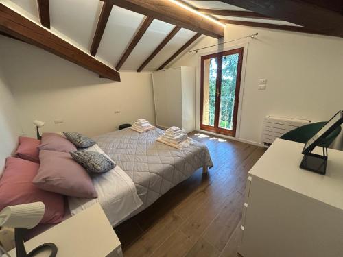 Ένα ή περισσότερα κρεβάτια σε δωμάτιο στο La Rivazza Apartment - Autodromo- Private Parking