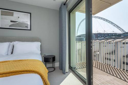 a bedroom with a bed and a view of the wheel at Stunning Apartment with Private Terrace in London
