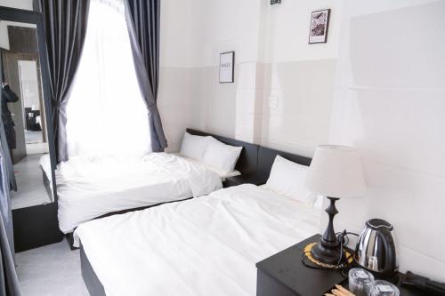 Postel nebo postele na pokoji v ubytování Hotel Leonda-gần chợ đêm-near the night market