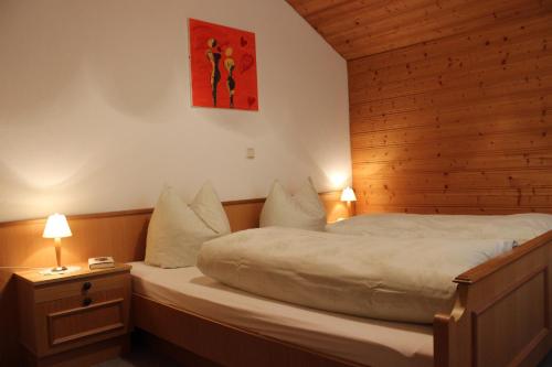 En eller flere senge i et værelse på Haus Simma