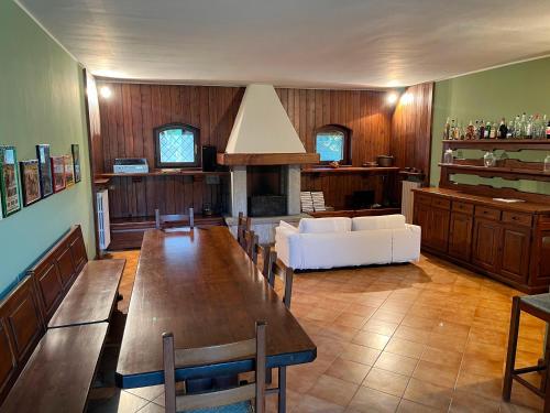 sala de estar con mesa y sofá blanco en Il cortile, en San Zenone al Lambro