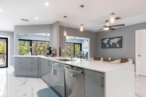Una cocina o cocineta en 3BR With HUGE 2k sq ft Lanai & Seasonally Heated Pool