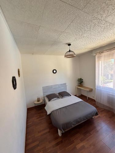 une chambre avec un lit et un plafond dans l'établissement UNIQUE Appartement Zen et Détente DANS villa avec piscine TRÈS BIEN PLACÉ, à Montpellier