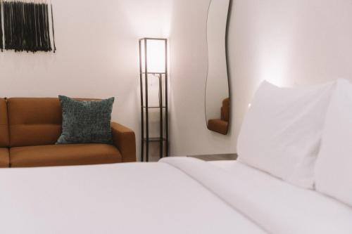 The Looking Glass Hotelにあるベッド