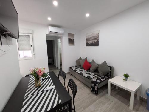 una sala de estar con un sofá y una mesa en Madrid Stay, en Madrid