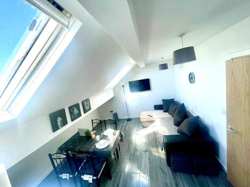 Μια τηλεόραση ή/και κέντρο ψυχαγωγίας στο Rawson Apartments - Stylish City Centre Hideaway with 85 inch TV Cinema Room & Pool Table