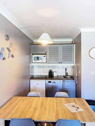 Photo de la galerie de l'établissement Résidence Bleu Marine - Appartement 4 personnes, une chambre dans résidence avec piscine à Lacanau Océan MAE-0481, à Lacanau