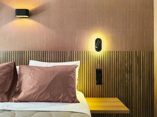 Una cama o camas en una habitación de NOEMA suites