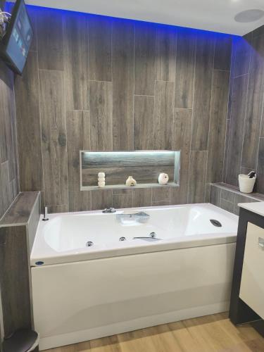 Bilik mandi di Pause romantique avec Spa