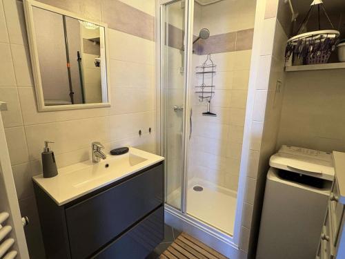 une salle de bain avec un lavabo et une douche dans l'établissement Résidence Les Océanes - Location de Vacances - PORNICHET - Studio cabine - Face Mer MAE-0651, à Pornichet
