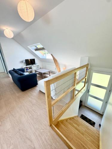 un salon avec un escalier et un canapé dans l'établissement Longère rénovée entre terre et mer 5min des plages, à Guidel