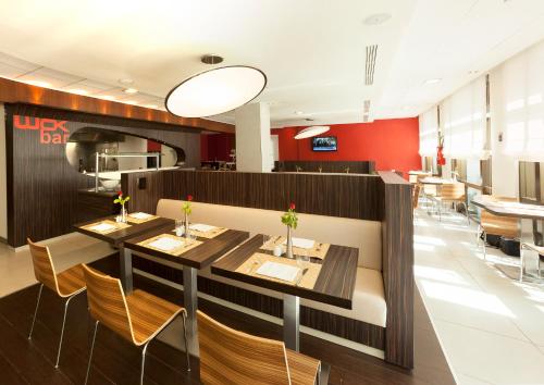 ايبيس تونس في تونس: غرفة طعام مع طاولات وكراسي في مطعم