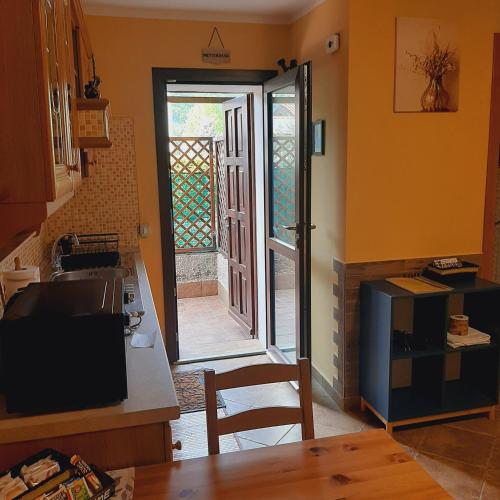 a kitchen with a door leading to a patio at Il PETTIROSSO in Galbiate
