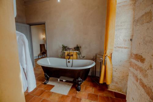 a bathroom with a bath tub in a room at La tour de Cadel Maison 130m2 piscine Lauzerte in Lauzerte