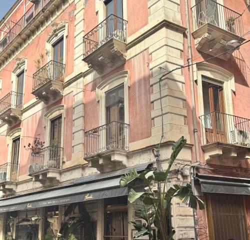 un edificio con balconi sui lati di Stesicoro in Fiera a Catania