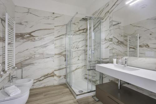 a bathroom with a shower and a toilet and a sink at Modern Comfort in Florence in Florence