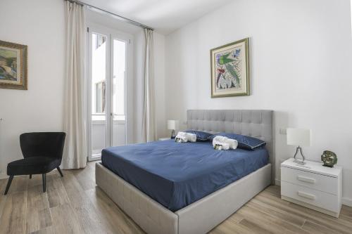 a bedroom with a bed with two stuffed animals on it at Modern Comfort in Florence in Florence