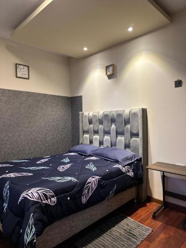 En eller flere senge i et værelse på Lujoso departamento de dos habitaciones, en la mejor zona de Cbba